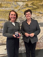 Boukje van Ettro en commissaris van de Koning Ina Adema