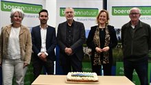 Op deze foto staan: Minette Straver-van de Wetering (voorzitter BoerenNatuur Brabant West), Gertjan Sengers (bestuurder Collectief Deltaplan Landschap) Lex Huijbers (voorzitter BoerenNatuur Brabant Midden), Hagar Roijackers (gedeputeerde Natuur, Milieu en Aanpak Landelijk Gebied provincie Noord-Brabant) en Wim Meulenmeesters (voorzitter BoerenNatuur Brabant Oost).